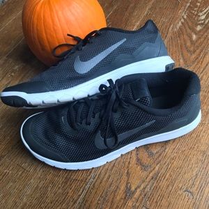 NIKE: Men’s athletic black mesh sneakers